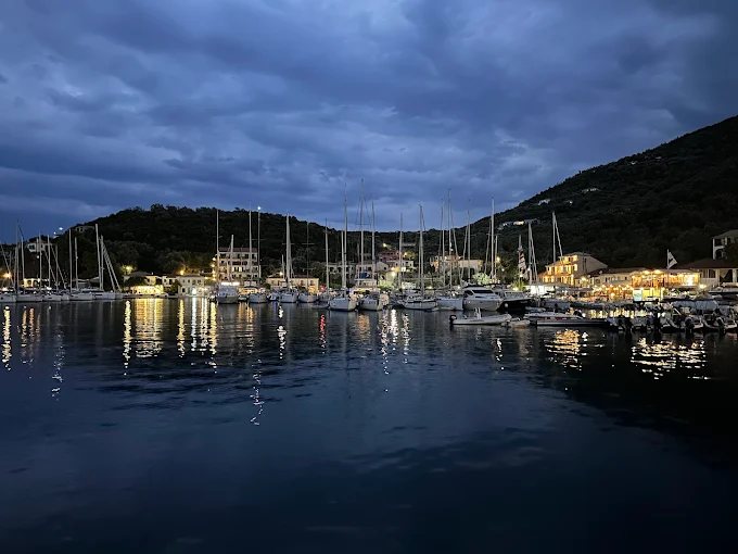 Το λιμάνι των Συβότων το σούρουπο